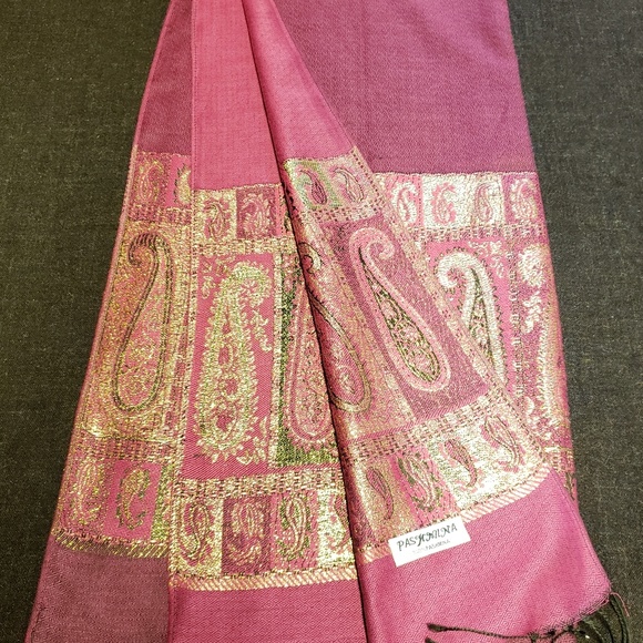 Scarfs - Picture 2 of 3